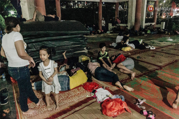 Chùm ảnh: Du khách thuê bạt 150k/đêm nằm ngủ la liệt ngoài trời, xung quanh những thùng rác thải chất đống tại đền Hùng-3