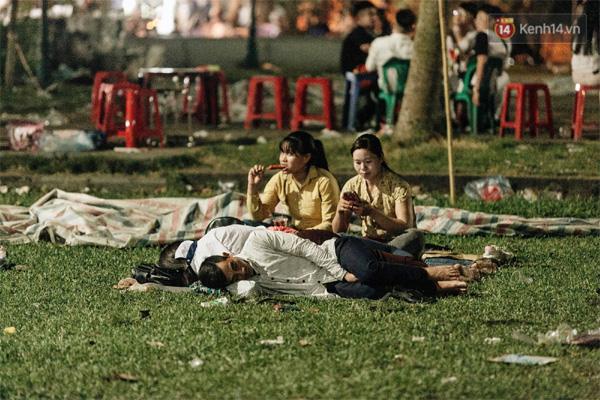 Chùm ảnh: Du khách thuê bạt 150k/đêm nằm ngủ la liệt ngoài trời, xung quanh những thùng rác thải chất đống tại đền Hùng-4