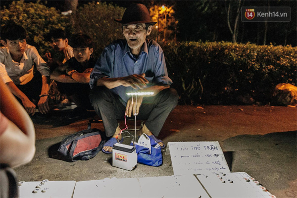 Chùm ảnh: Du khách thuê bạt 150k/đêm nằm ngủ la liệt ngoài trời, xung quanh những thùng rác thải chất đống tại đền Hùng-7