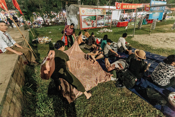 Chùm ảnh: Du khách thuê bạt 150k/đêm nằm ngủ la liệt ngoài trời, xung quanh những thùng rác thải chất đống tại đền Hùng-8