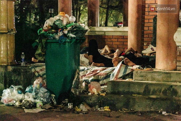 Chùm ảnh: Du khách thuê bạt 150k/đêm nằm ngủ la liệt ngoài trời, xung quanh những thùng rác thải chất đống tại đền Hùng-10