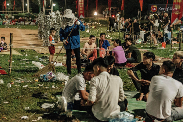 Chùm ảnh: Du khách thuê bạt 150k/đêm nằm ngủ la liệt ngoài trời, xung quanh những thùng rác thải chất đống tại đền Hùng-11