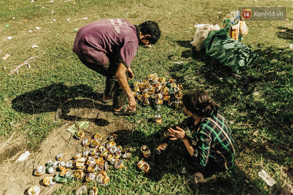 Chùm ảnh: Du khách thuê bạt 150k/đêm nằm ngủ la liệt ngoài trời, xung quanh những thùng rác thải chất đống tại đền Hùng-13
