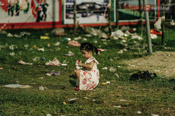 Chùm ảnh: Du khách thuê bạt 150k/đêm nằm ngủ la liệt ngoài trời, xung quanh những thùng rác thải chất đống tại đền Hùng-14