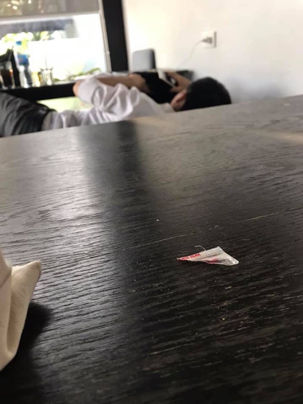 Khách hàng nổ đom đóm mắt với cặp đôi ôm ấp, hôn hít nhau ngay tại quán trà sữa, nhắc nhiều lần chẳng thèm thưa-1