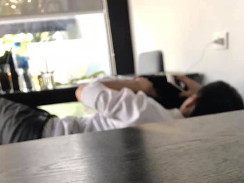 Sốc: Thêm một cặp đôi trùm áo khoác để làm chuyện nhạy cảm ngay tại quán trà sữa-3