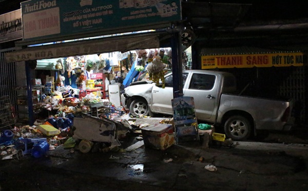 Ô tô bán tải tông xe máy rồi lao vào cửa hàng tạp hoá bên đường, 3 người trọng thương-1
