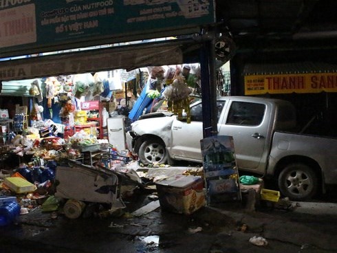 Ô tô bán tải tông xe máy rồi lao vào cửa hàng tạp hoá bên đường, 3 người trọng thương