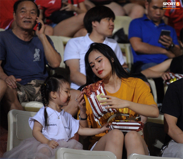 Bạn gái Trọng Đại nũng nịu cực đáng yêu sau trận đấu trên sân Hàng Đẫy-1