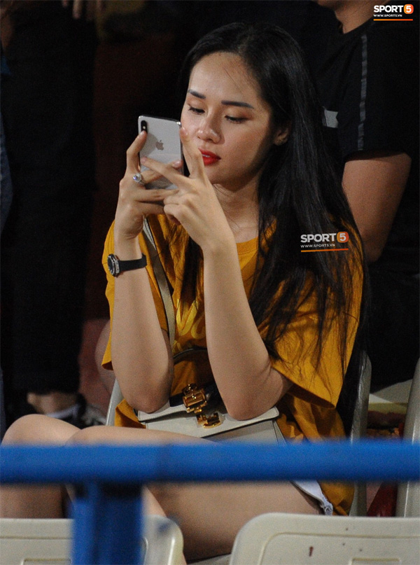 Bạn gái Trọng Đại nũng nịu cực đáng yêu sau trận đấu trên sân Hàng Đẫy-2