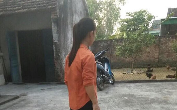 Thiếu nữ trên đường đi học bị yêu râu xanh ép vào ruộng hãm hiếp-1