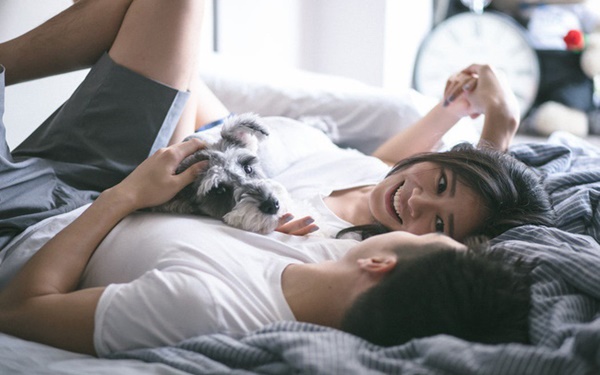 Nhiều đêm tôi phải giả vờ ho lụ khụ để nhắc nhở hai người đang mải mê mây mưa phía trên rằng trong phòng vẫn còn có tôi đấy!-1