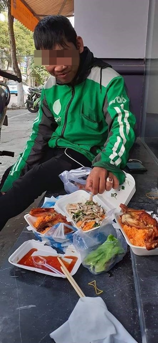 Tài xế Grab và bữa ăn thịnh soạn trên hè phố, sự thật đằng sau khiến nhiều người giận dữ-1