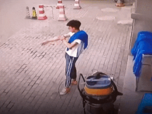 Tường đổ sập xuống, thanh niên thoát chết trong gang tấc