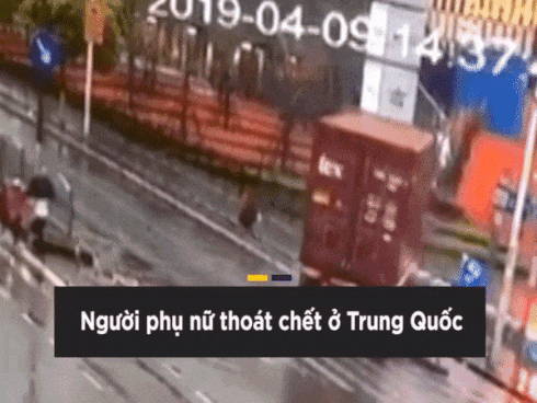 Xe tải suýt rơi trúng tài xế khi đang sửa xe-1