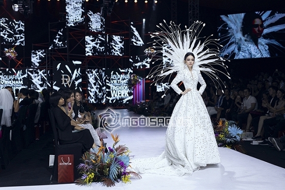 Vượt qua scandal tình tiền, Hoa hậu Phương Nga như nữ thần sải bước kiêu kì trên sàn catwalk-1