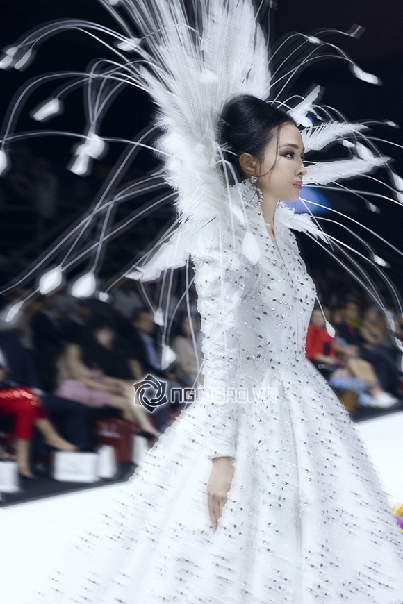 Vượt qua scandal tình tiền, Hoa hậu Phương Nga như nữ thần sải bước kiêu kì trên sàn catwalk-4