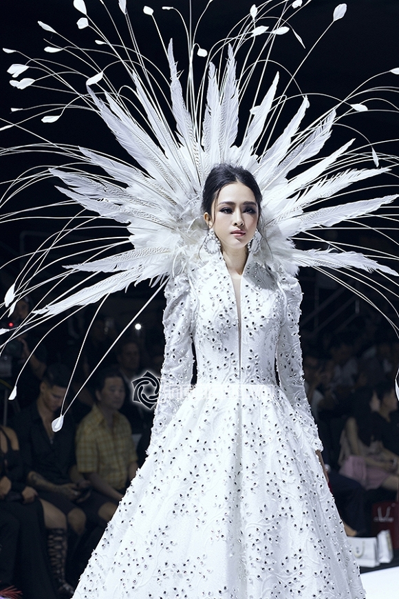 Vượt qua scandal tình tiền, Hoa hậu Phương Nga như nữ thần sải bước kiêu kì trên sàn catwalk-5