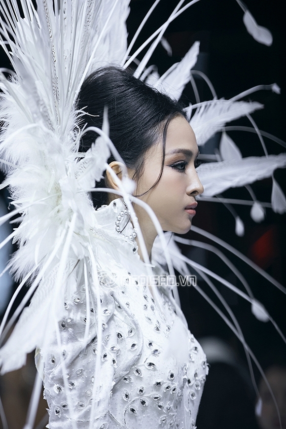 Vượt qua scandal tình tiền, Hoa hậu Phương Nga như nữ thần sải bước kiêu kì trên sàn catwalk-6