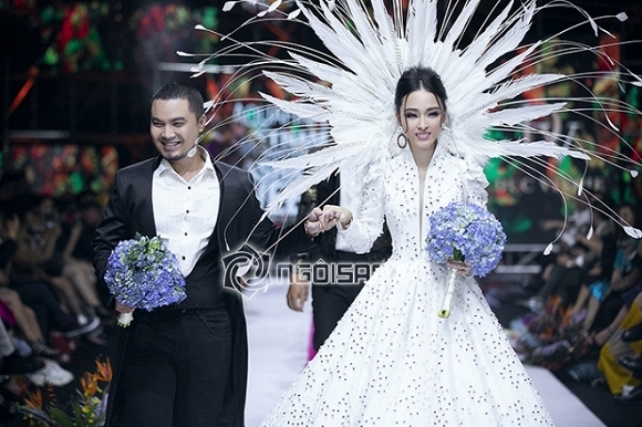 Vượt qua scandal tình tiền, Hoa hậu Phương Nga như nữ thần sải bước kiêu kì trên sàn catwalk-9