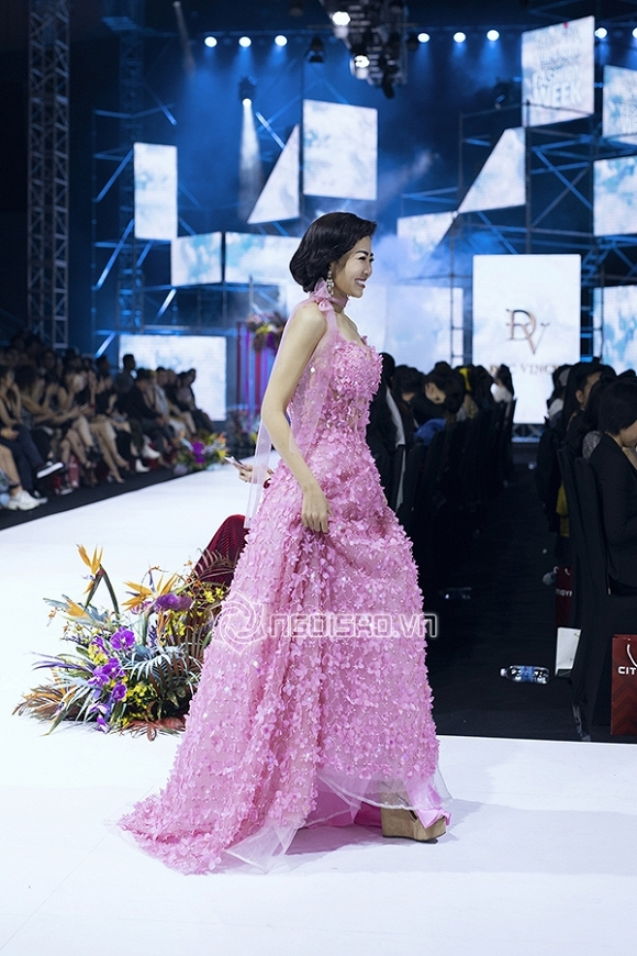 Vượt qua scandal tình tiền, Hoa hậu Phương Nga như nữ thần sải bước kiêu kì trên sàn catwalk-13