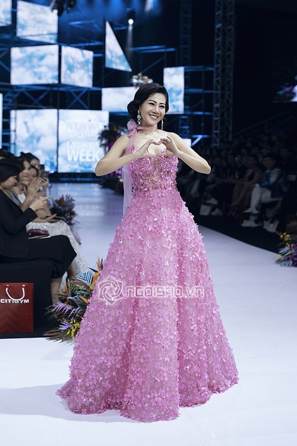 Vượt qua scandal tình tiền, Hoa hậu Phương Nga như nữ thần sải bước kiêu kì trên sàn catwalk-15