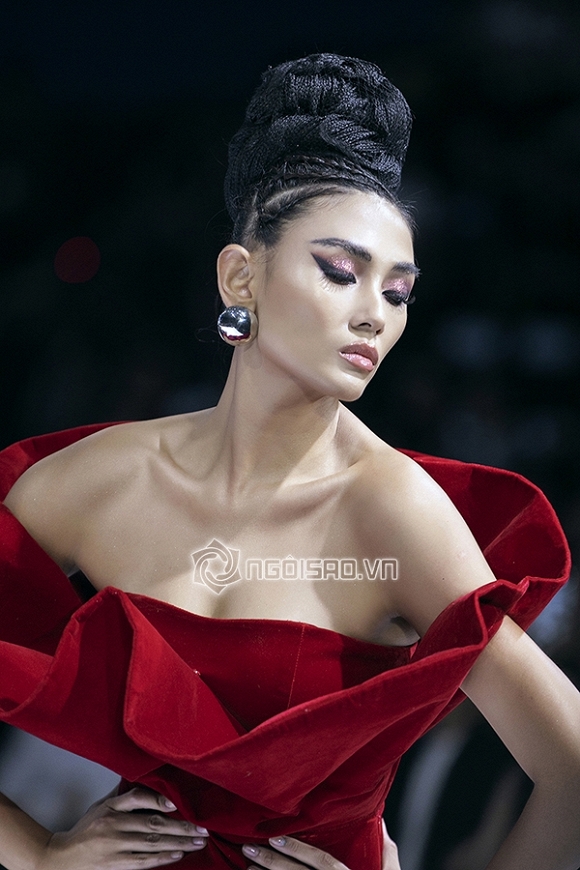 Vượt qua scandal tình tiền, Hoa hậu Phương Nga như nữ thần sải bước kiêu kì trên sàn catwalk-16