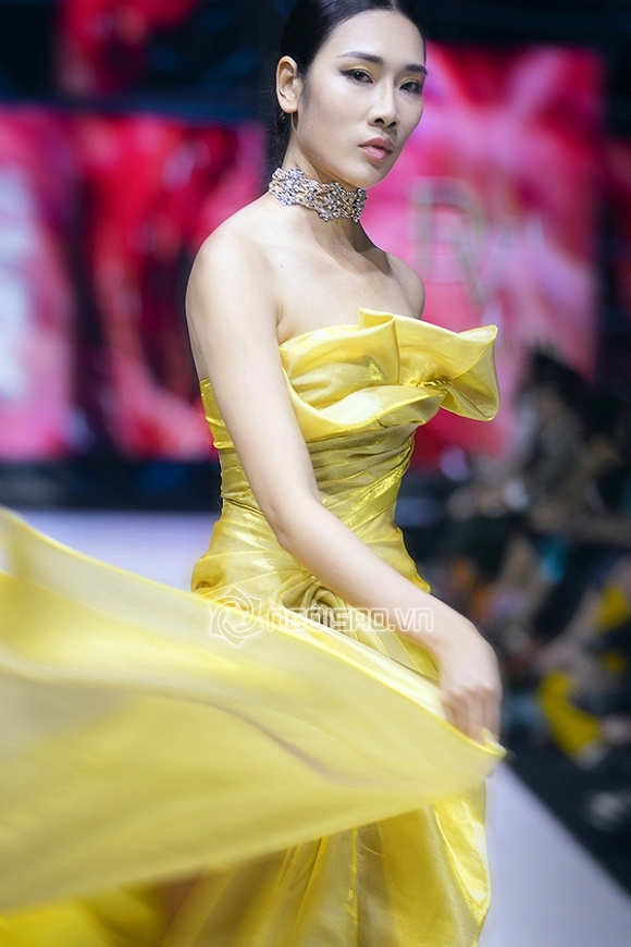 Vượt qua scandal tình tiền, Hoa hậu Phương Nga như nữ thần sải bước kiêu kì trên sàn catwalk-17