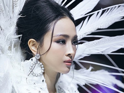 Vượt qua scandal tình tiền, Hoa hậu Phương Nga như 'nữ thần' sải bước kiêu kì trên sàn catwalk