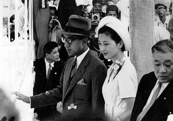 Nhan sắc kiều diễm của Hoàng hậu thường dân Michiko thời trẻ, khiến vua say đắm đến phá bỏ quy tắc Hoàng gia-4