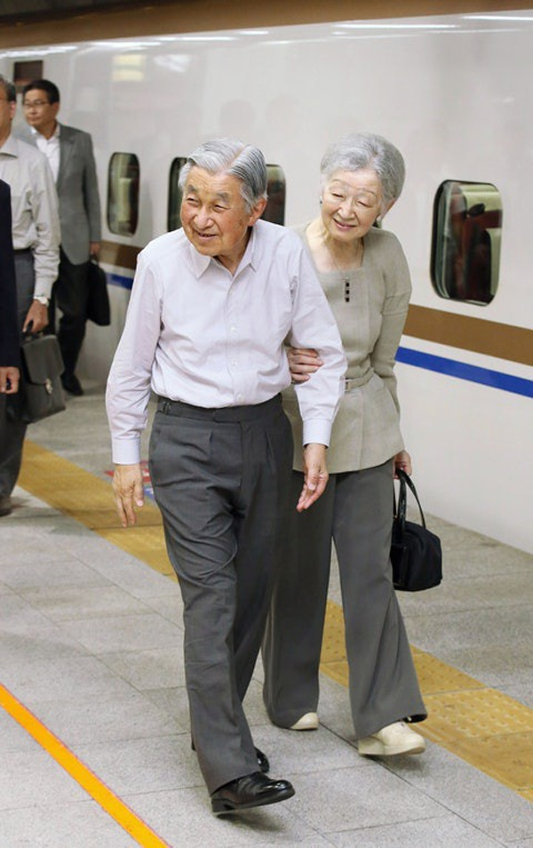 Nhan sắc kiều diễm của Hoàng hậu thường dân Michiko thời trẻ, khiến vua say đắm đến phá bỏ quy tắc Hoàng gia-11