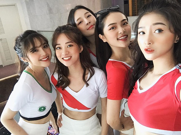 Trâm Anh và dàn hot girl World Cup ngày càng gợi cảm sau 1 năm-1