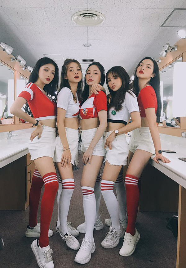 Trâm Anh và dàn hot girl World Cup ngày càng gợi cảm sau 1 năm-2