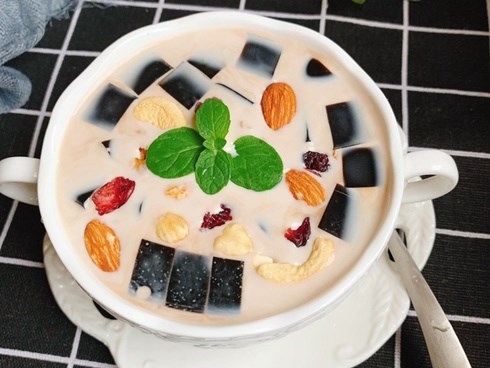 Nắng lên tôi làm thạch sương sáo sữa, ngày nào cũng hết cả nồi to!