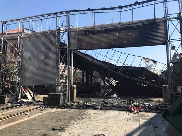 Khói lửa dữ dội tại gara ô tô ở Sài Gòn, nhiều xe bị thiêu rụi-1