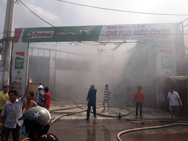 Khói lửa dữ dội tại gara ô tô ở Sài Gòn, nhiều xe bị thiêu rụi-2
