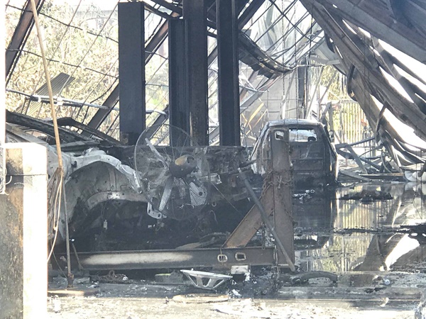 Khói lửa dữ dội tại gara ô tô ở Sài Gòn, nhiều xe bị thiêu rụi-3