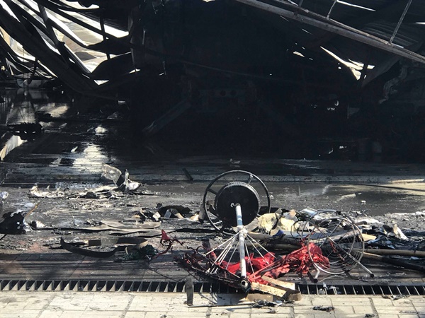 Khói lửa dữ dội tại gara ô tô ở Sài Gòn, nhiều xe bị thiêu rụi-4