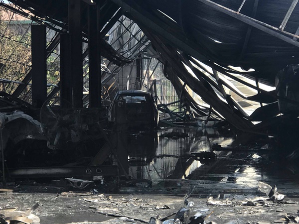 Khói lửa dữ dội tại gara ô tô ở Sài Gòn, nhiều xe bị thiêu rụi-5