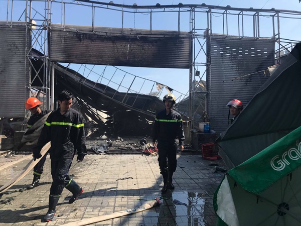 Khói lửa dữ dội tại gara ô tô ở Sài Gòn, nhiều xe bị thiêu rụi-6