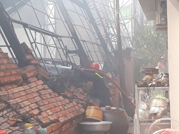 Khói lửa dữ dội tại gara ô tô ở Sài Gòn, nhiều xe bị thiêu rụi-7