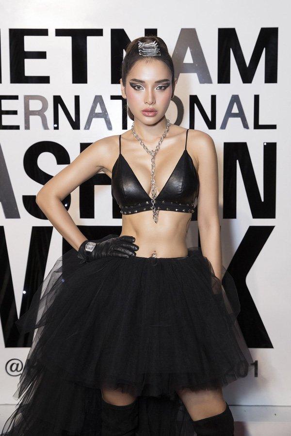 Phương Trinh Jolie hóa nữ chiến binh gợi cảm, tình tứ bên tình tin đồn-1