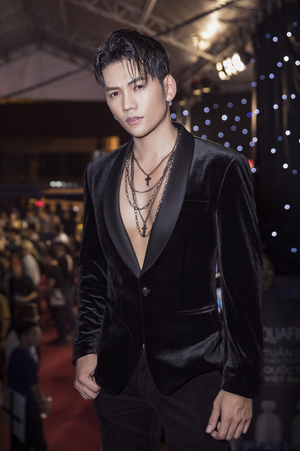 Phương Trinh Jolie hóa nữ chiến binh gợi cảm, tình tứ bên tình tin đồn-3