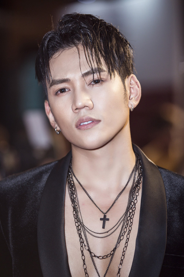 Phương Trinh Jolie hóa nữ chiến binh gợi cảm, tình tứ bên tình tin đồn-4