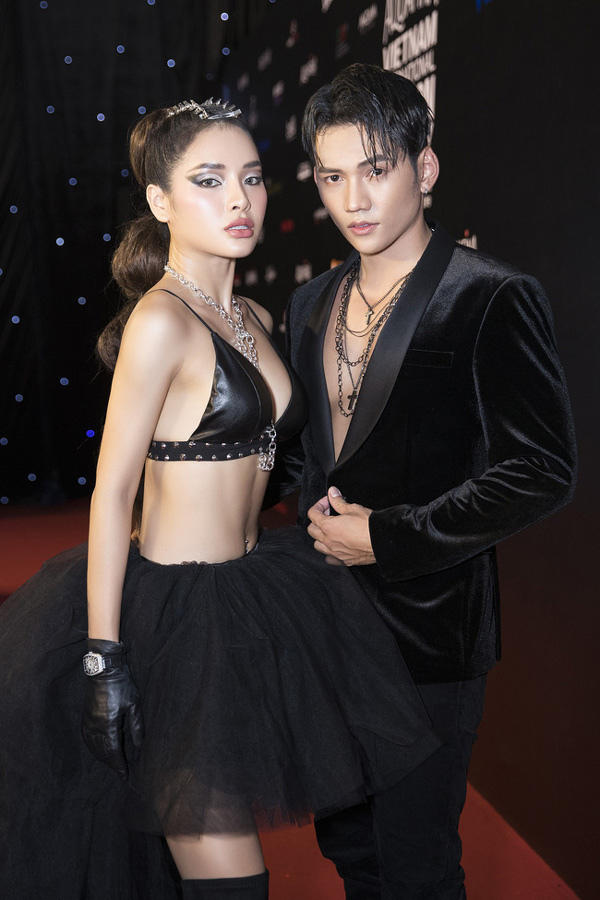 Phương Trinh Jolie hóa nữ chiến binh gợi cảm, tình tứ bên tình tin đồn-5