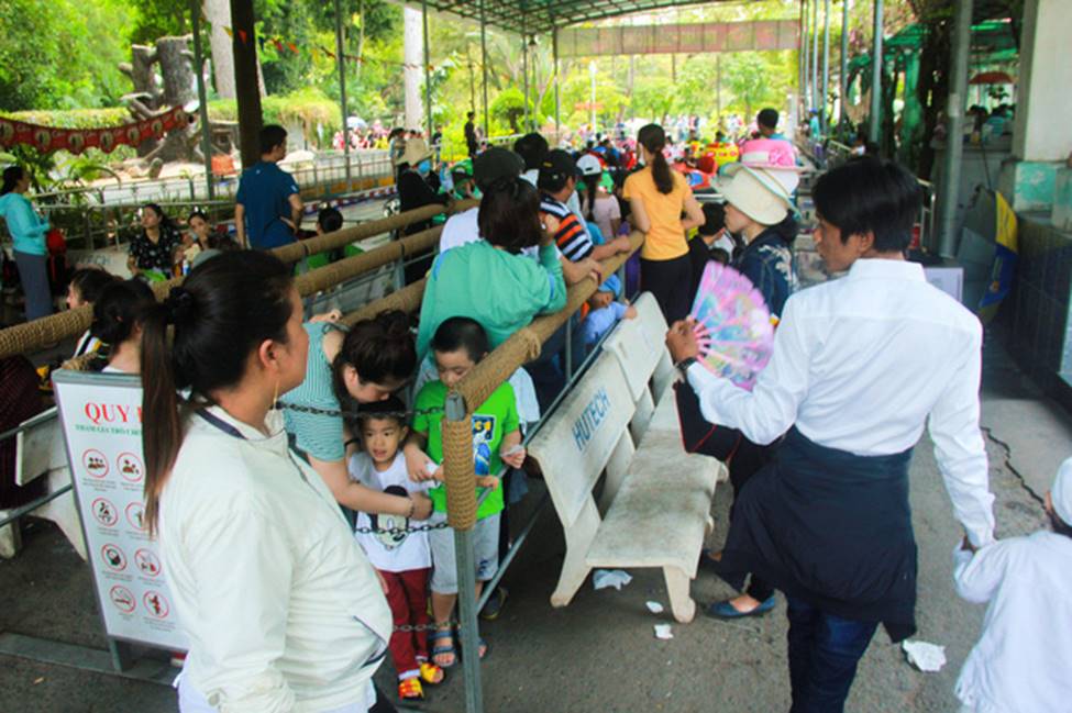 Thảo Cầm Viên vỡ trận, người lớn mắc võng nằm vật vờ, trẻ em khóc thét giữa trời nắng gắt-1