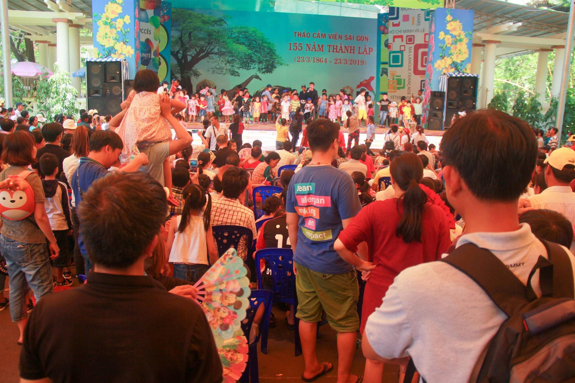 Thảo Cầm Viên vỡ trận, người lớn mắc võng nằm vật vờ, trẻ em khóc thét giữa trời nắng gắt-3