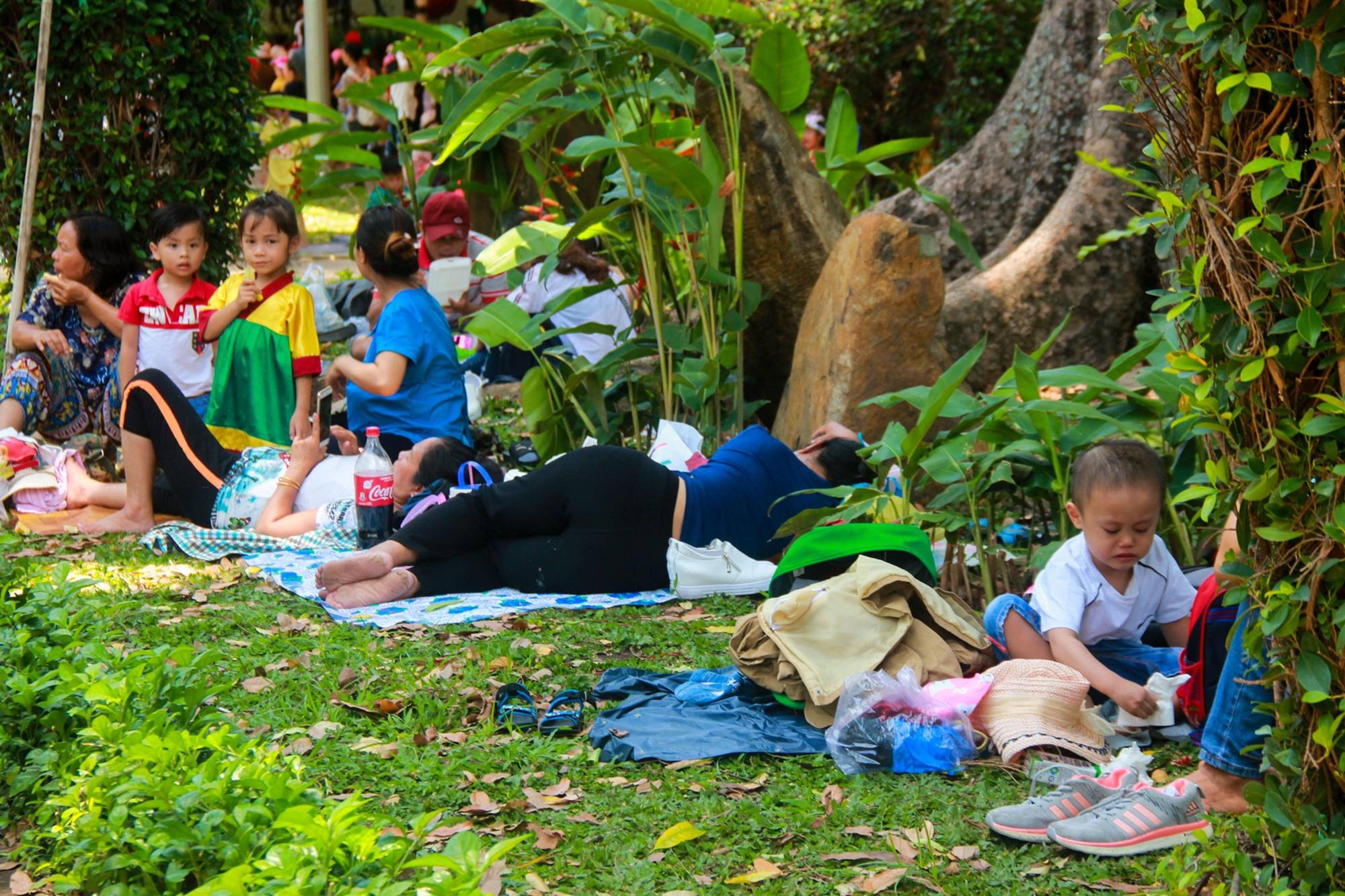 Thảo Cầm Viên vỡ trận, người lớn mắc võng nằm vật vờ, trẻ em khóc thét giữa trời nắng gắt-4