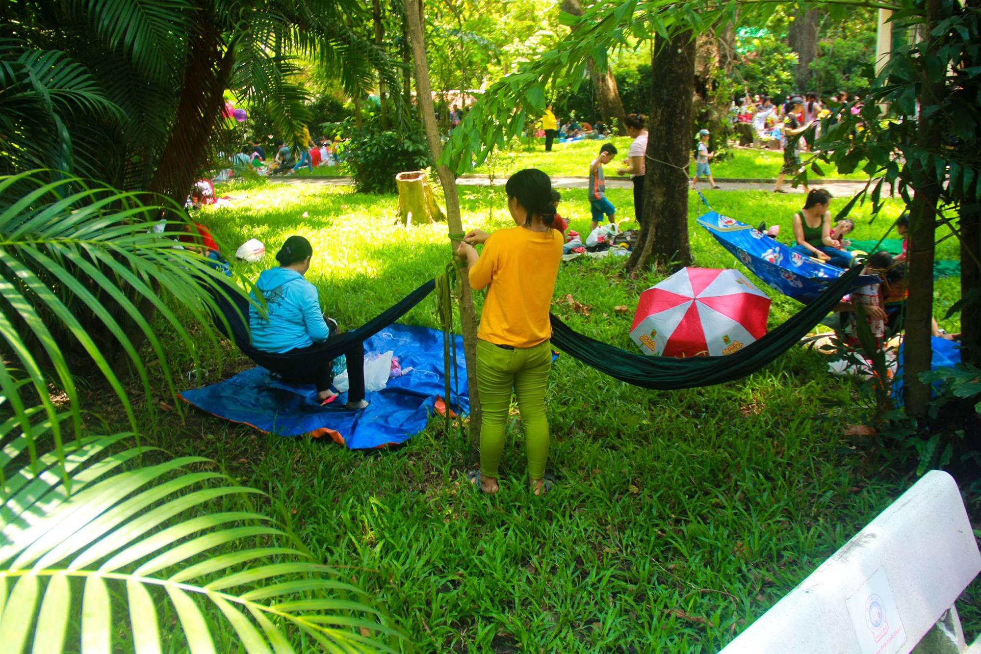Thảo Cầm Viên vỡ trận, người lớn mắc võng nằm vật vờ, trẻ em khóc thét giữa trời nắng gắt-10