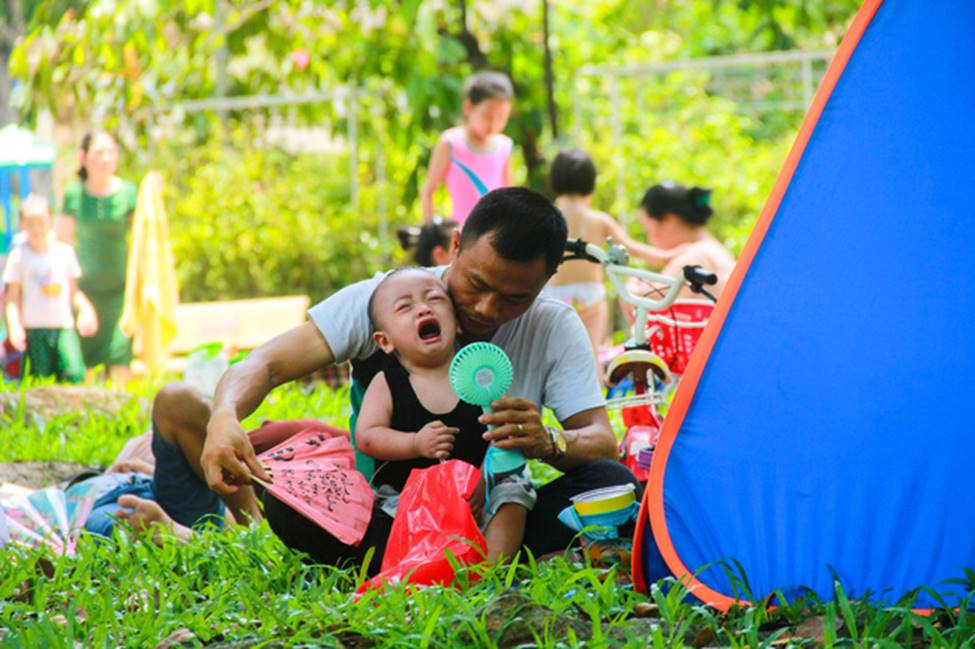 Thảo Cầm Viên vỡ trận, người lớn mắc võng nằm vật vờ, trẻ em khóc thét giữa trời nắng gắt-11